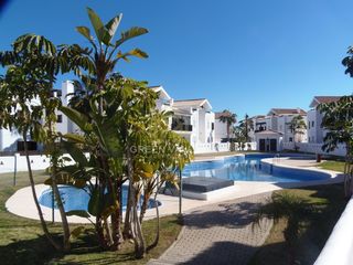 Appartement à La Alcaidesa. Planta baja en esquina con 2 plazas de garaje y trastero en golf