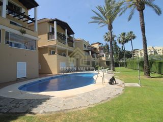 Apartament a Carretera guadiaro (sg) 1. Increíble planta baja con gran jardín en la urbanización la caña