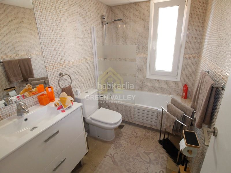 Foto 13cc9495-adb4-41fa-b66d-32d499b392ee. Casa adossada amb calefacció aparcament piscina a La Alcaidesa