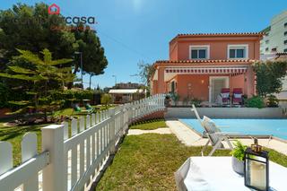 Xalet a Carrer el palmeral 55. Chalet independiente con jardín, piscina y barbacoa