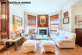 Chalet à Carrer de pérez dolz 12. Impresionante chalet en el centro de la ciudad.