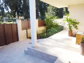 Maison jumelée à Colegio Europa. Pareada de esquina con 5 habitaciones, atractivo diseño y club s