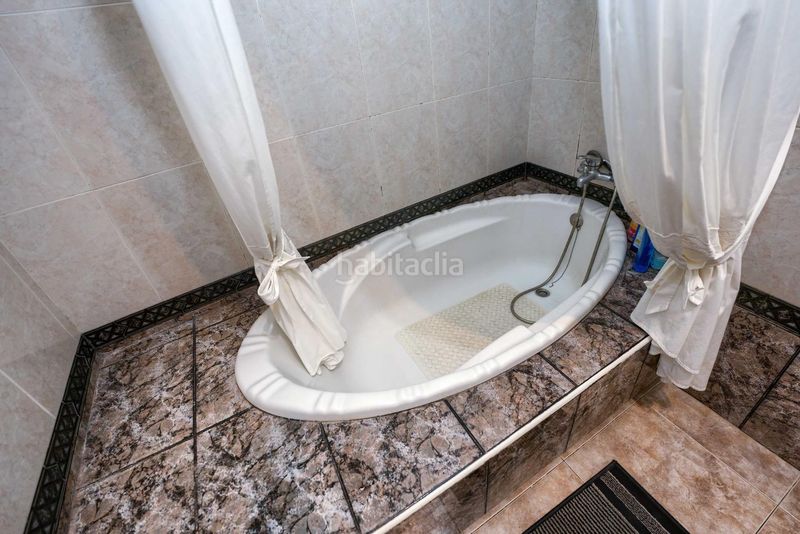 Foto b59b1fd8-9ddd-4eb2-afb1-4ad2be6a3fd6. Casa adossada amb calefacció aparcament piscina a Palma del Condado (La)