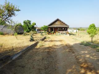 Masia a Manzanilla. Finca rústica de 12.000 m2, con casa de madera, luz placas solar