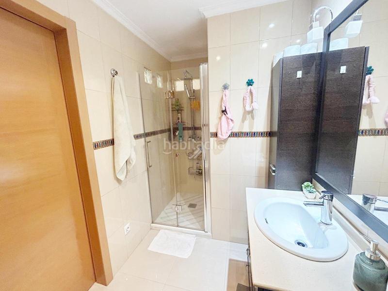 Foto 2338d7cd-9a84-4999-a876-d3095268e872. Reihenhaus mit parking in colores - entreparques Sevilla