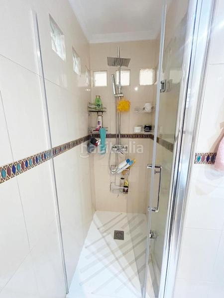 Foto 2cf756a8-fbc2-4174-b51a-80a8025a6aa6. Reihenhaus mit parking in colores - entreparques Sevilla