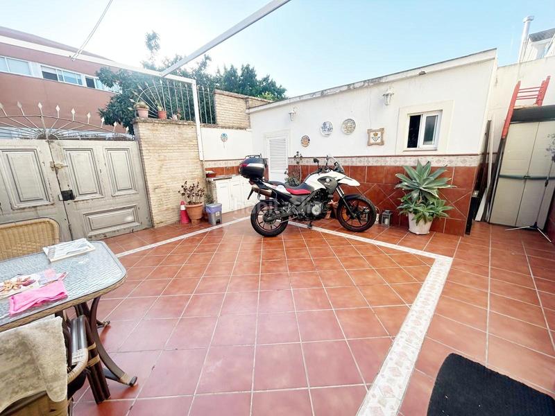 Foto 3a95f88d-efc8-4134-8f86-f2e94fc8b6f2. Reihenhaus mit parking in colores - entreparques Sevilla