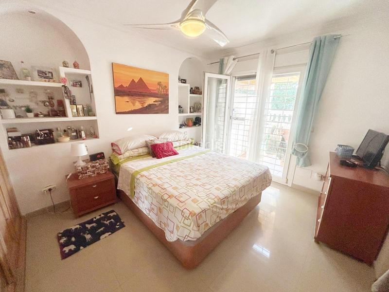 Foto 66495356-6a78-41c1-859e-7bd3e746fc1b. Reihenhaus mit parking in colores - entreparques Sevilla