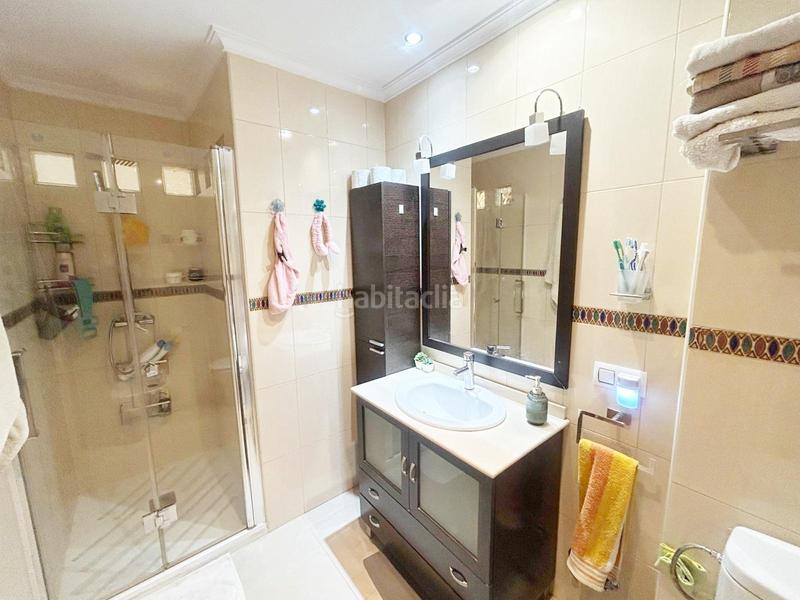 Foto 8f1c0d79-2665-4b87-a57a-917de7b1f8e1. Reihenhaus mit parking in colores - entreparques Sevilla