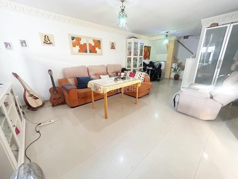 Foto a9a2dc11-819e-4f59-be75-a9dcf866ac76. Reihenhaus mit parking in colores - entreparques Sevilla