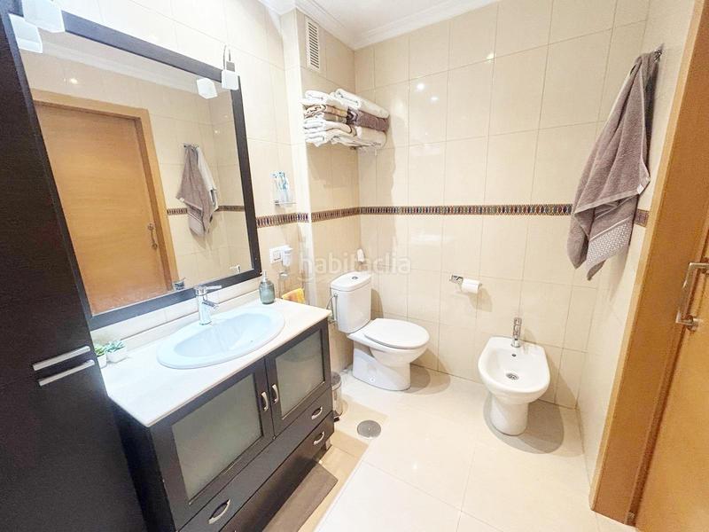 Foto ad99fe39-27f0-417a-add3-c60ff3347a17. Reihenhaus mit parking in colores - entreparques Sevilla