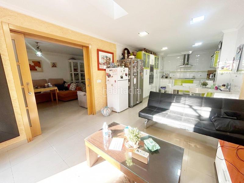 Foto d7903583-7f21-488c-aa49-e260ca1a2c78. Reihenhaus mit parking in colores - entreparques Sevilla