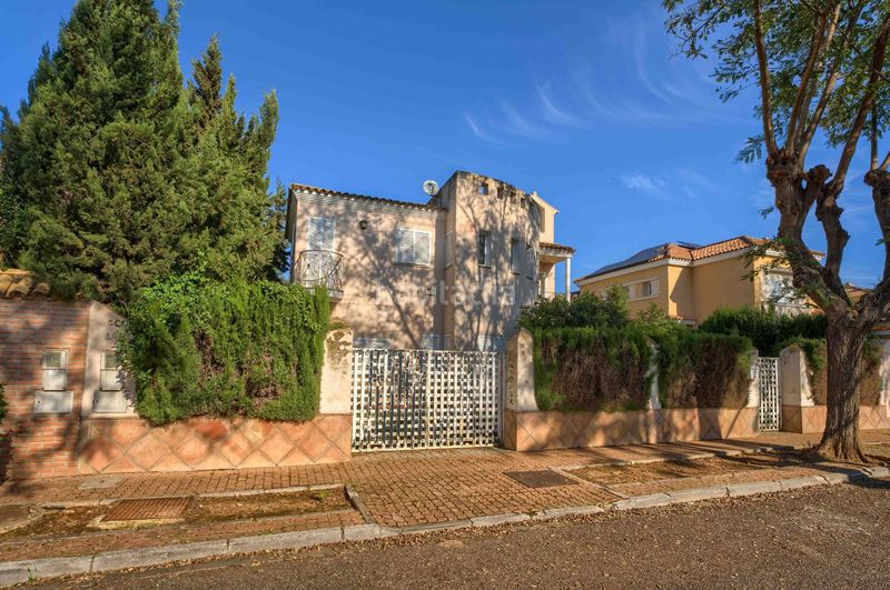 Foto c7ba5e7d-f5af-47e6-ac80-a6f9354ae5b9. Xalet amb aparcament a El Zaudín - Club de Golf Bormujos