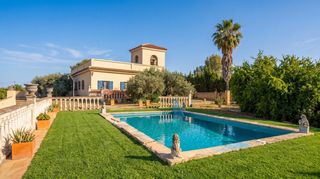 Xalet  Calle sierra de grazalema. Chalet con piscina y 2.600 m2 por debajo de mercado  refórmalo y