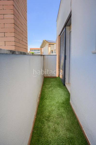 Foto 0ae6a44b-576e-4670-a3d5-d85dfc72eb04. Casa aparellada amb aparcament piscina a Loreto Espartinas
