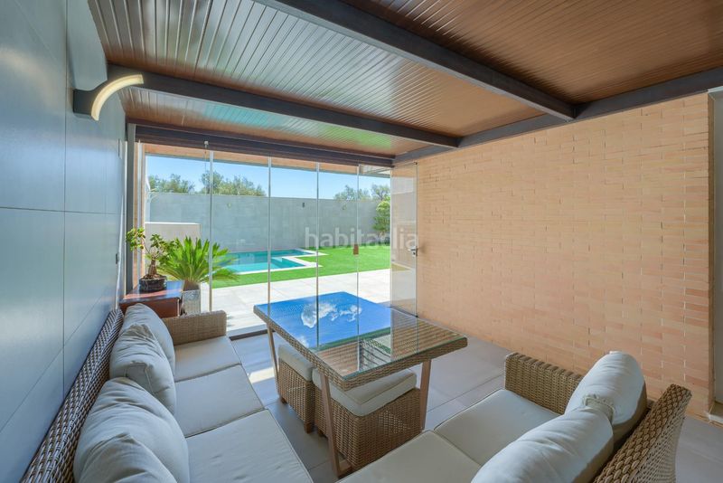 Foto 40dc6ad4-0167-4155-b2b8-bfa01a299e83. Casa aparellada amb aparcament piscina a Loreto Espartinas