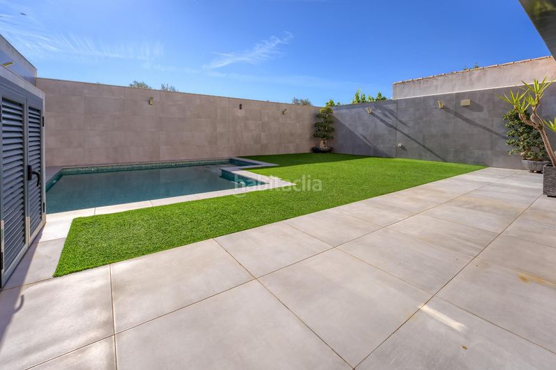 Foto 46794dd8-c176-4b50-bf17-2676575a0cf9. Casa aparellada amb aparcament piscina a Loreto Espartinas