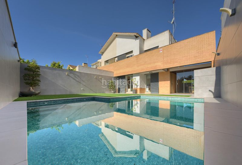 Foto 4ac769c9-8f36-42ea-8fba-6b3f2d9d9071. Casa aparellada amb aparcament piscina a Loreto Espartinas