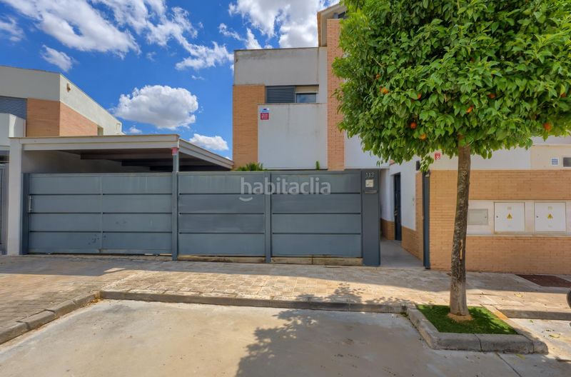 Foto 50d9efa8-477e-4e11-b62e-02a53c69bae0. Casa aparellada amb aparcament piscina a Loreto Espartinas