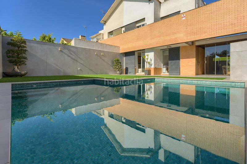 Foto 51bc1e26-aca1-4d69-b57d-f954c76df0fd. Casa aparellada amb aparcament piscina a Loreto Espartinas