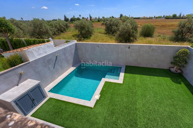 Foto 572ff1f1-a861-492c-ba04-6ff28d247a7a. Casa aparellada amb aparcament piscina a Loreto Espartinas