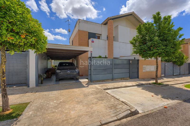 Foto b4af569c-6bab-431f-99fc-7132cda9de16. Casa aparellada amb aparcament piscina a Loreto Espartinas