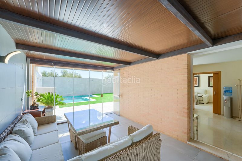 Foto cefe8974-97e9-4a88-8324-26326eb90bc9. Casa aparellada amb aparcament piscina a Loreto Espartinas