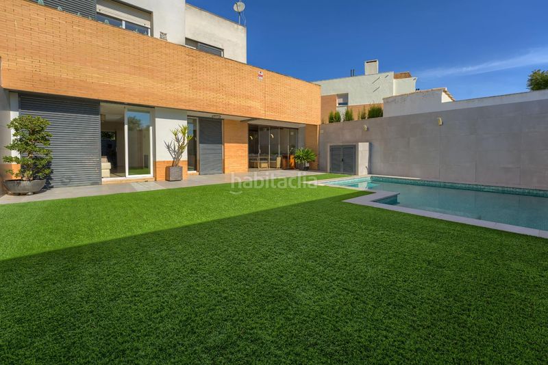 Foto f2c253d9-2453-4f9d-b087-63c1c20a0035. Casa aparellada amb aparcament piscina a Loreto Espartinas