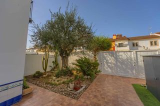Casa pareada en Coria del Río. Casa pareada, piscina comunitaria en la mejor zona de coria del