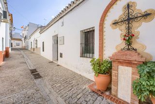 Casa adossada  Calle calle cruz. Casa de una planta para reformar con 110 m2 construidos y 291 m2
