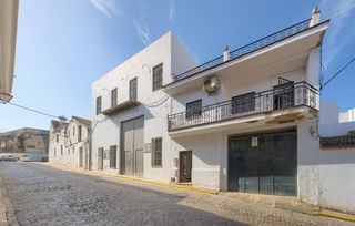 Casa adossada  Calle d. enrique ramos. 278 m2 de posibilidades en pleno centro de sanlúcar la mayor  di