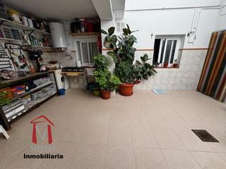 Casa a Cueva de Menga. Amplia casa en zona cuesta archidona con 2 viviendas independien
