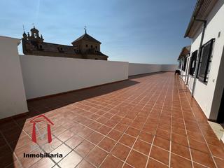 Duplex à Zona de la Vega. Dúplex con 1 dormitorio, plaza de garaje y ascensor  en el centr