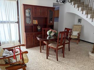 House in Cueva de Menga. Estupenda casa con patio , 3 grandes dormitorios, salón, salita,