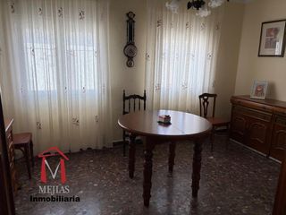 Pis a Fuentemora. Piso en planta baja en barrio girón, con 3 dormitorios, cocina c
