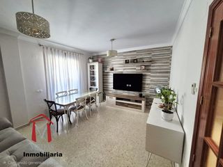 Semi detached house in Cueva de Menga. Adosado con 4 dormitorios, garaje, 2 baños, fabuloso estado.