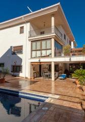 Casa a Úbeda. Casa de 600m y construidos 400m aproximadamente, piscina, en muy