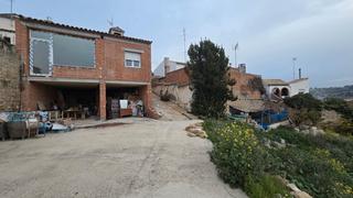 Casa adosada en Úbeda. Casa  ideal para hacerse un chalet dentro de ubeda, con vistas a