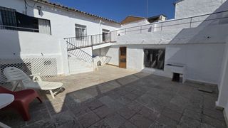 Casa in Úbeda. Bonita casa de planta baja  reformada con 80m2 de patio, zona ca