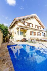 Casa bifamiliare in Calle andrés segovia 14