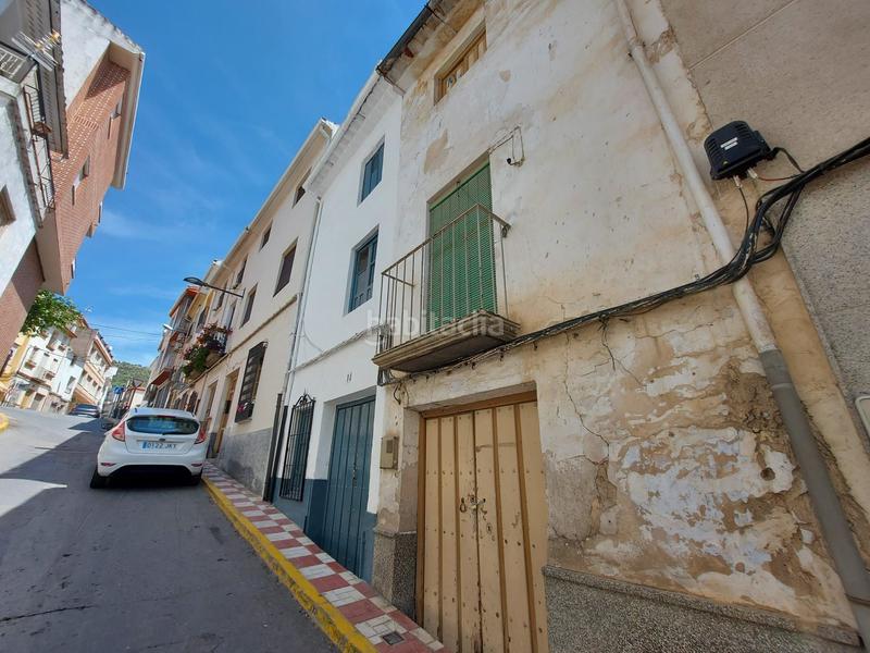 Foto f46c6b6e-9764-40f7-919d-8af5d7102bbf. Casa adossada a Castillo de Locubín