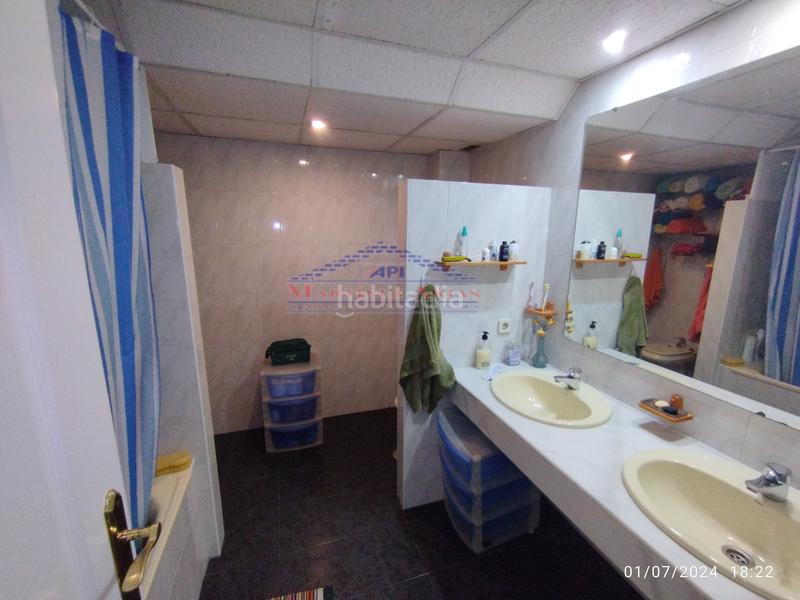 Foto 5f7b2db8-4d57-4422-bca2-b83778f4281d. Casa adossada amb xemeneia calefacció aparcament piscina a Jaén