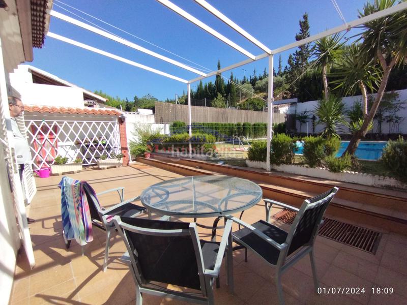 Foto b0cb9340-f9ea-4f15-97d0-1cde25ec21f3. Casa adossada amb xemeneia calefacció aparcament piscina a Jaén