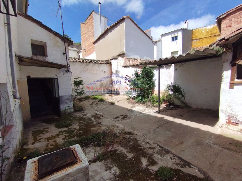 Foto ca493a82-8d32-43fc-acd2-09d0beeb43b8. Casa adosada en calle padre lucas 8 en Santisteban del Puerto
