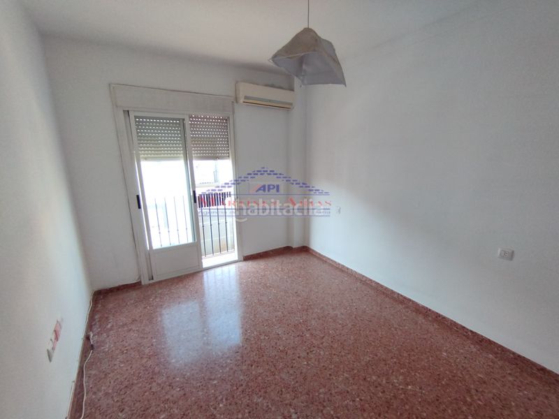 Foto 50322047-2a26-4402-b527-77482fe6ebd3. Casa adossada amb aparcament a Andújar