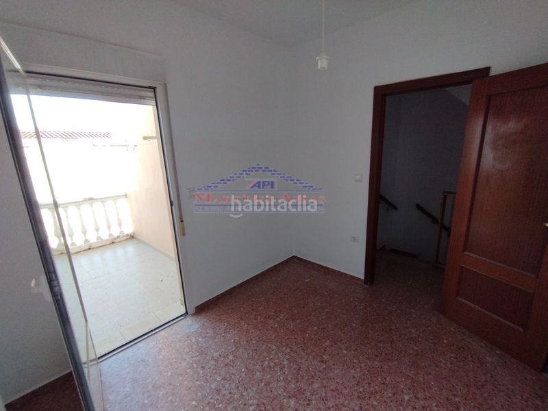 Foto 6ffdb936-60ec-473f-b093-07cf15d7b0b7. Casa adossada amb aparcament a Andújar