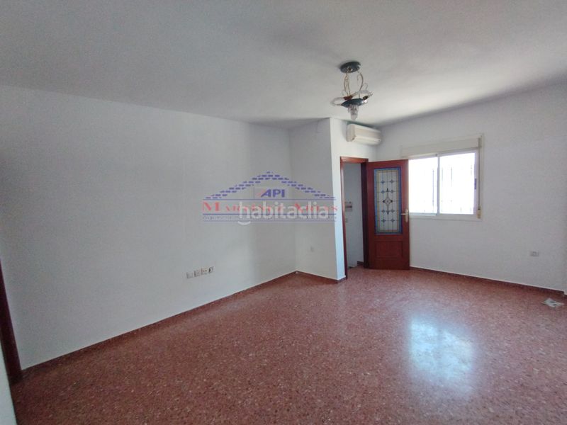 Foto b270e448-4fe3-46ba-96d7-e585f2eb22c3. Casa adossada amb aparcament a Andújar