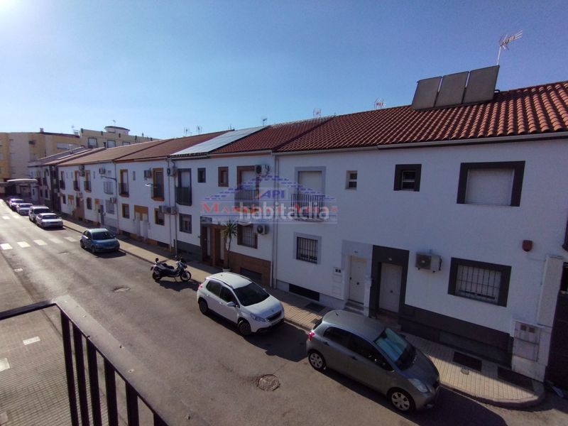 Foto b6c316e8-5317-4fb6-aaca-0feba51a46ef. Casa adossada amb aparcament a Andújar