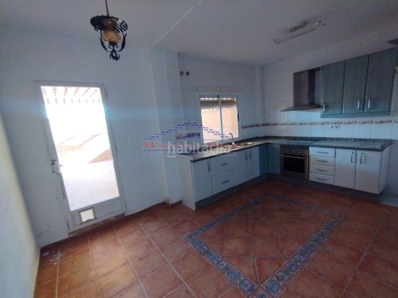 Foto eb15368a-d024-4f3d-b4a8-38ea6bea048a. Casa adossada amb aparcament a Andújar