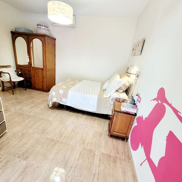 Foto d15a1d23-f155-45c2-a1ab-1003d60188e9. Casa amb xemeneia aparcament a Roquetas pueblo Roquetas de Mar